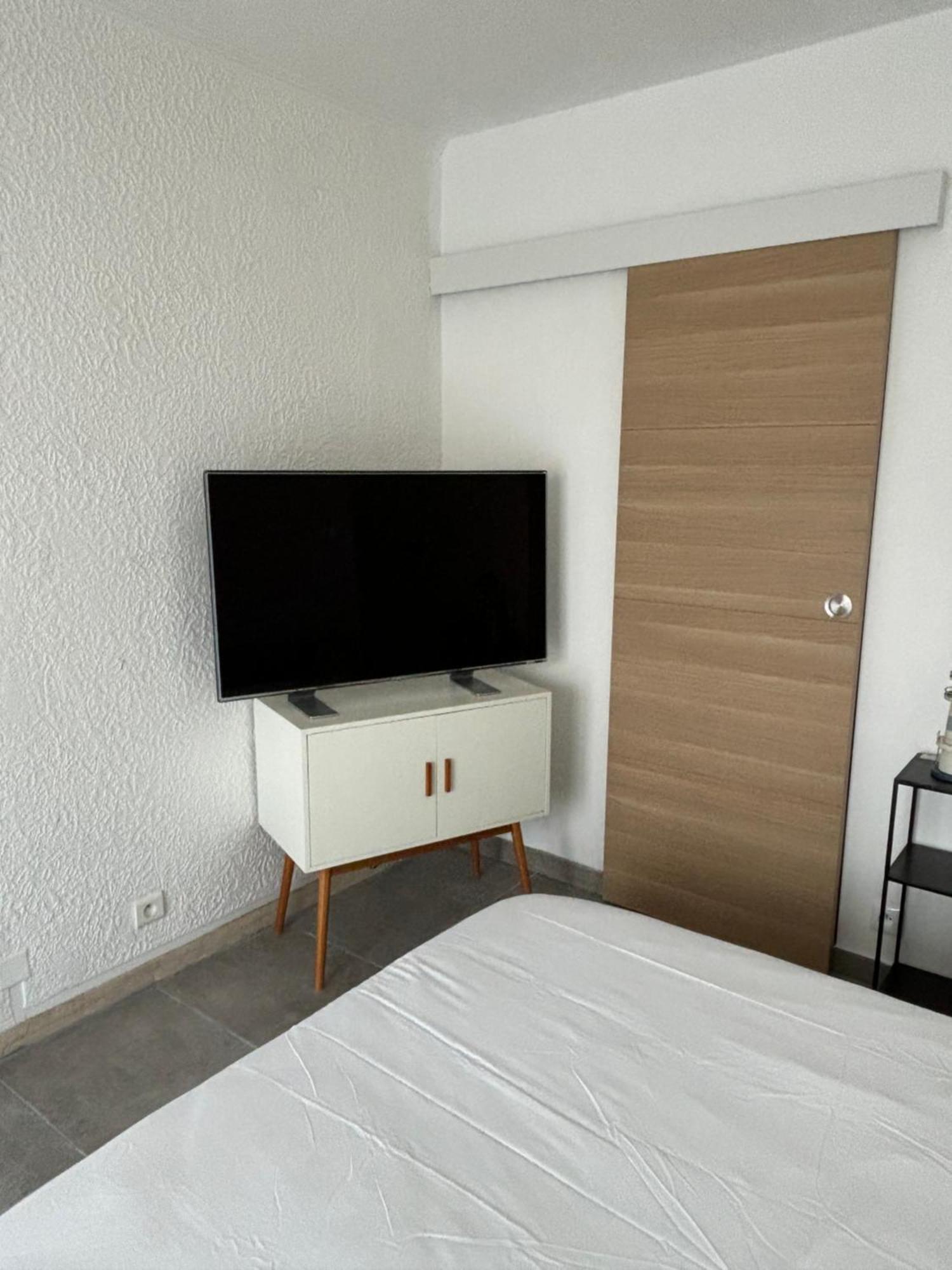Studio Spacieux Avec Patio En Centre Ville Кавалер-сюр-Мер Экстерьер фото